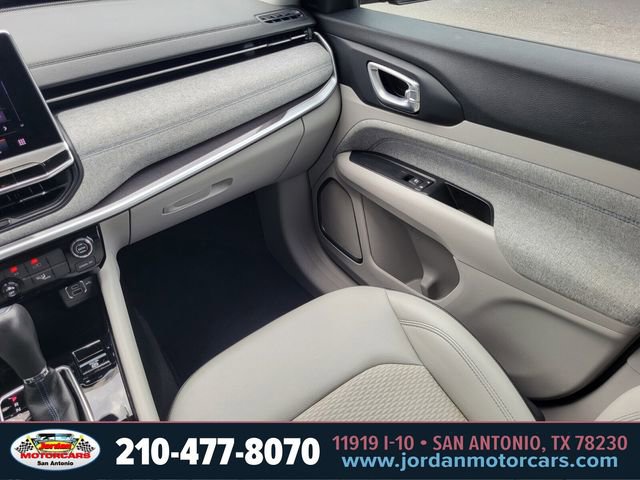 Used 2022 Jeep Compass Latitude FWD image 17