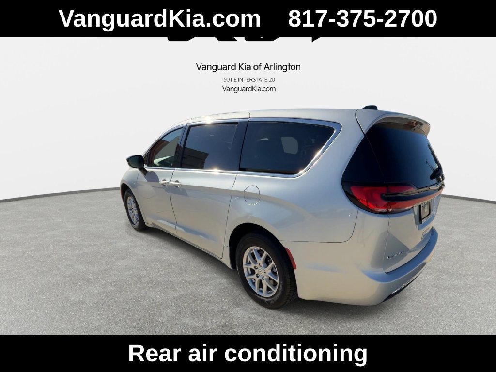 Used 2024 Chrysler Pacifica Touring-L FWD image 7