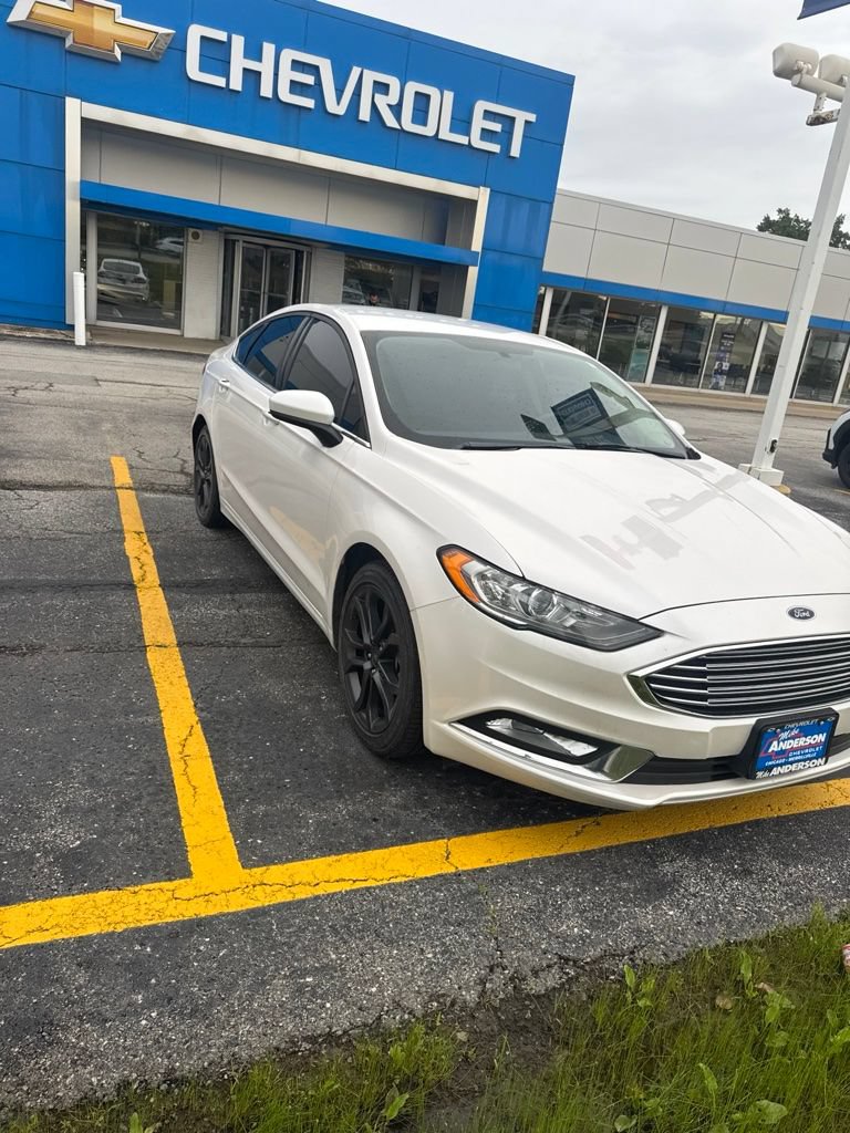 Used 2018 Ford Fusion SE w/ Equipment Group 201A FWD image 3