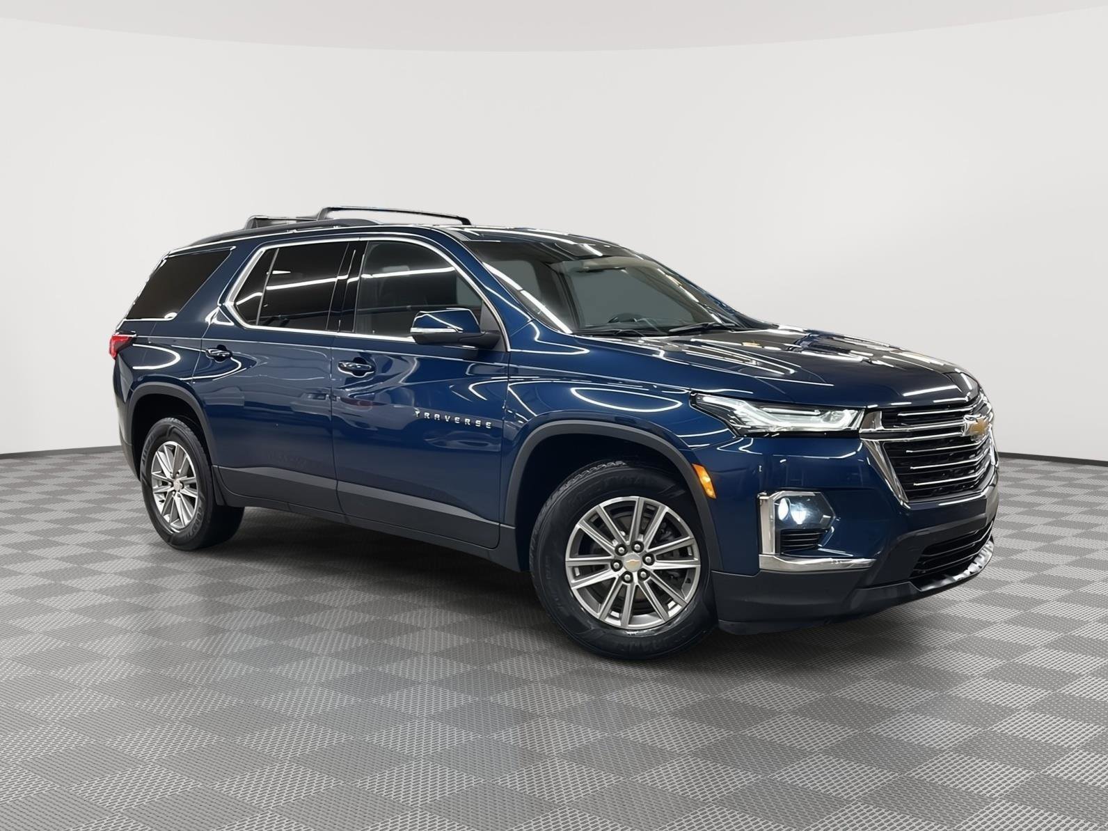 Used 2022 Chevrolet Traverse LT image 2