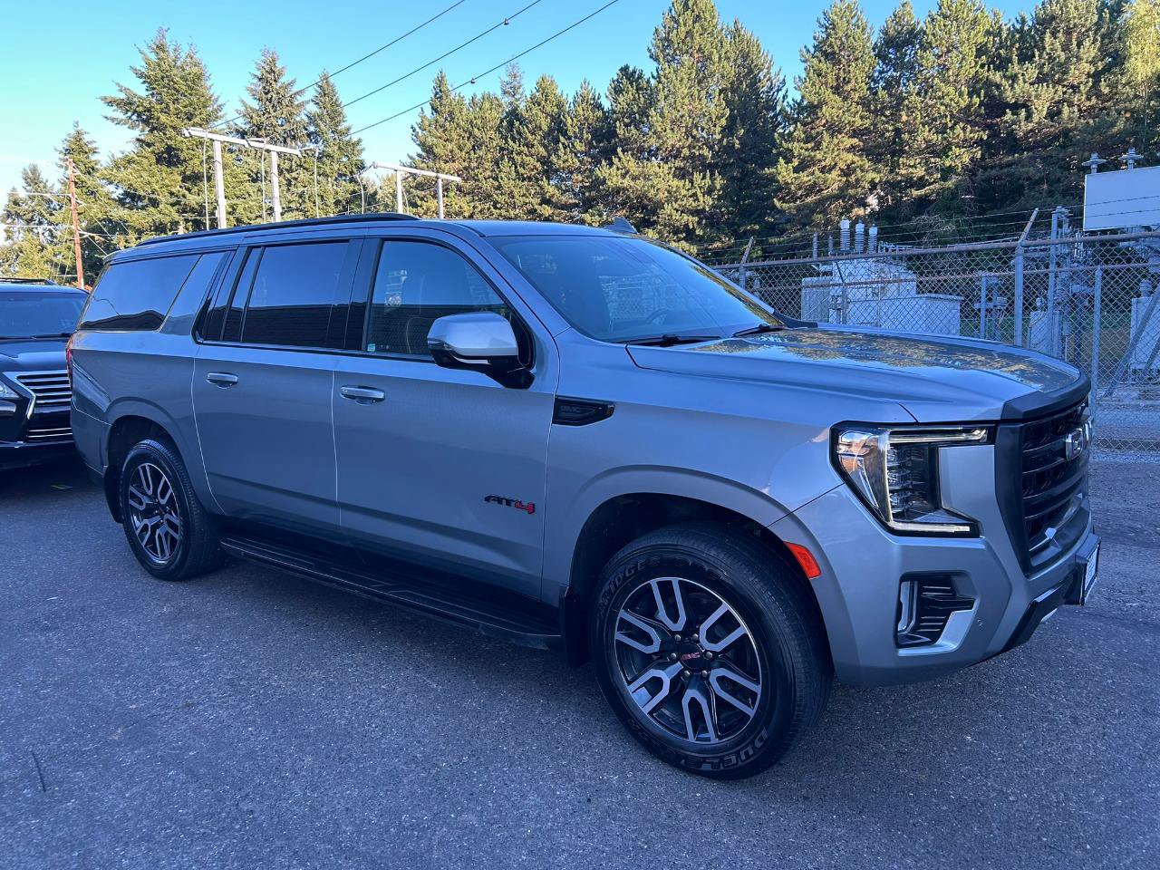 Used 2024 GMC Yukon XL AT4 w/ Technology Package AWD/4WD image 3
