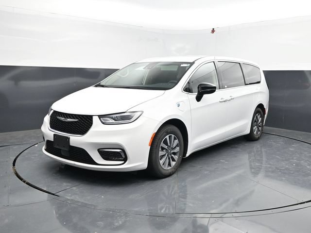 Used 2024 Chrysler Pacifica Limited FWD image 3