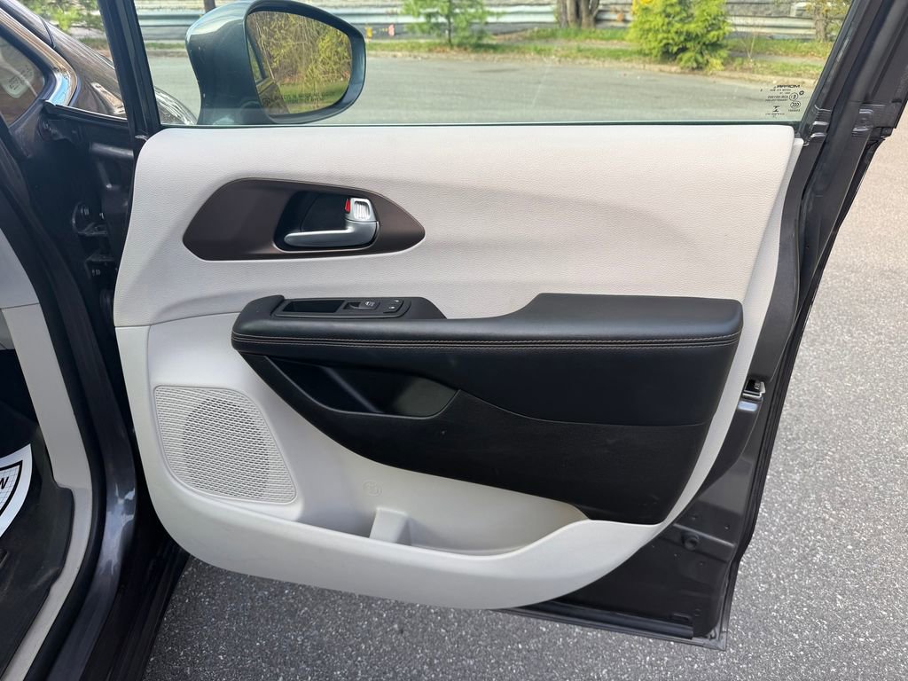 Used 2017 Chrysler Pacifica Touring-L image 30