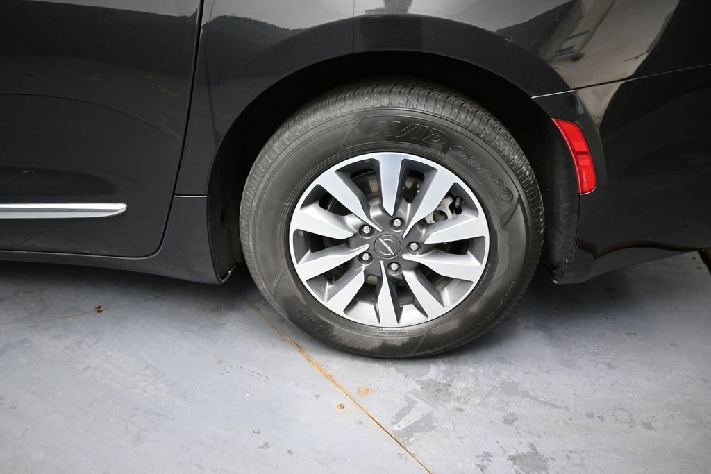 Used 2023 Chrysler Pacifica Limited FWD image 15