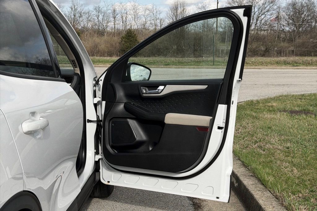 Used 2020 Ford Escape SE image 25