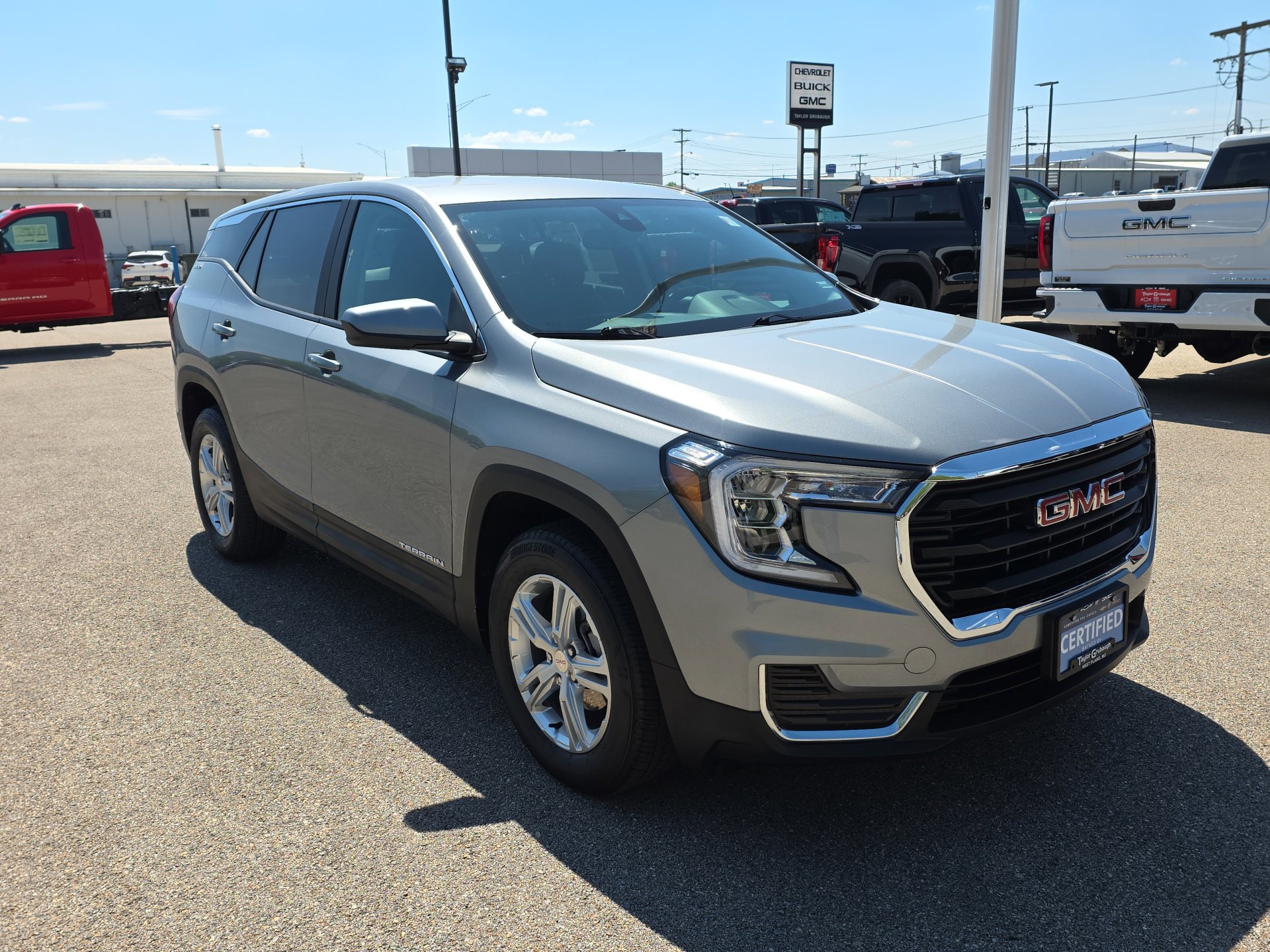 Used 2024 GMC Terrain SLE image 2
