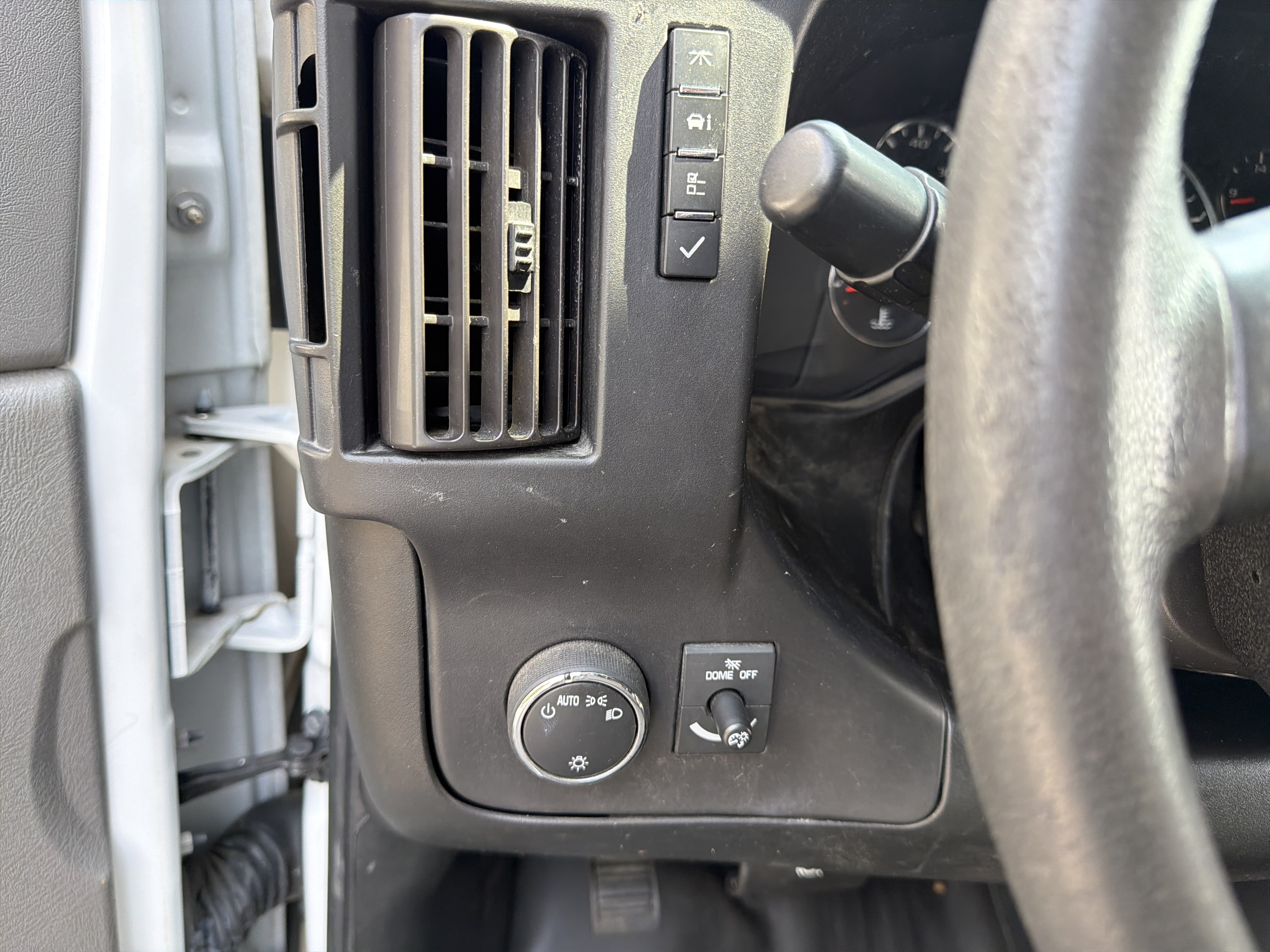 Used 2018 Chevrolet Express 2500 Extended RWD image 19