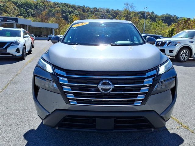Used 2025 Nissan Rogue SV AWD/4WD image 2