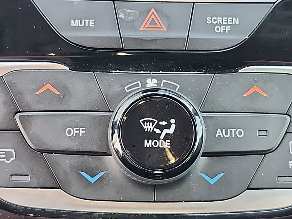 Certified 2023 Chrysler Pacifica Touring-L image 7