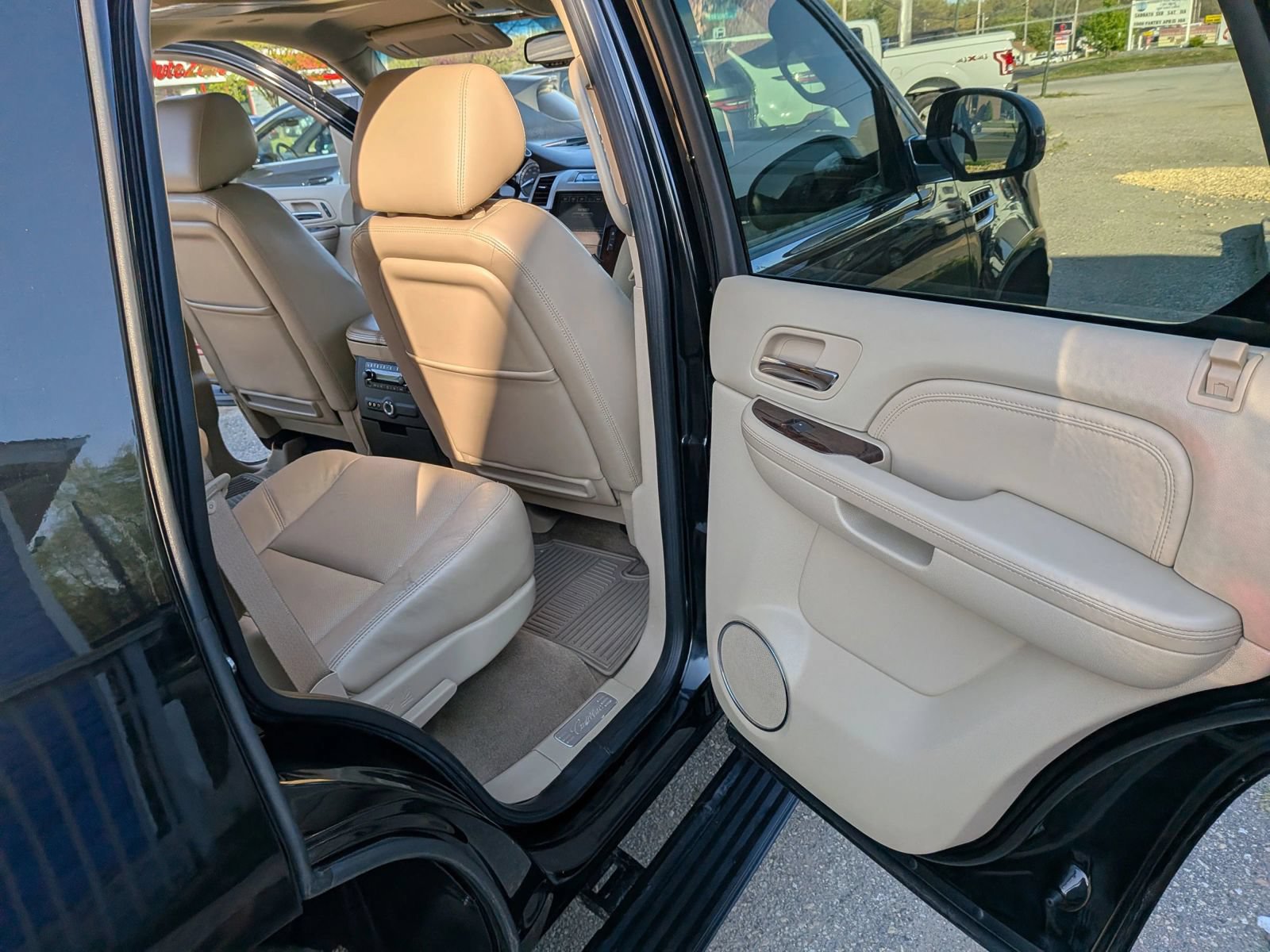 Used 2011 Cadillac Escalade Premium AWD/4WD image 34