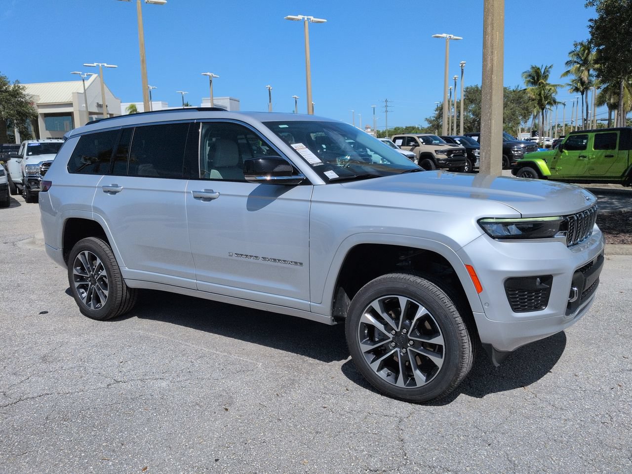 Used 2022 Jeep Grand Cherokee L Overland w/ Luxury Tech Group IV AWD/4WD image 2