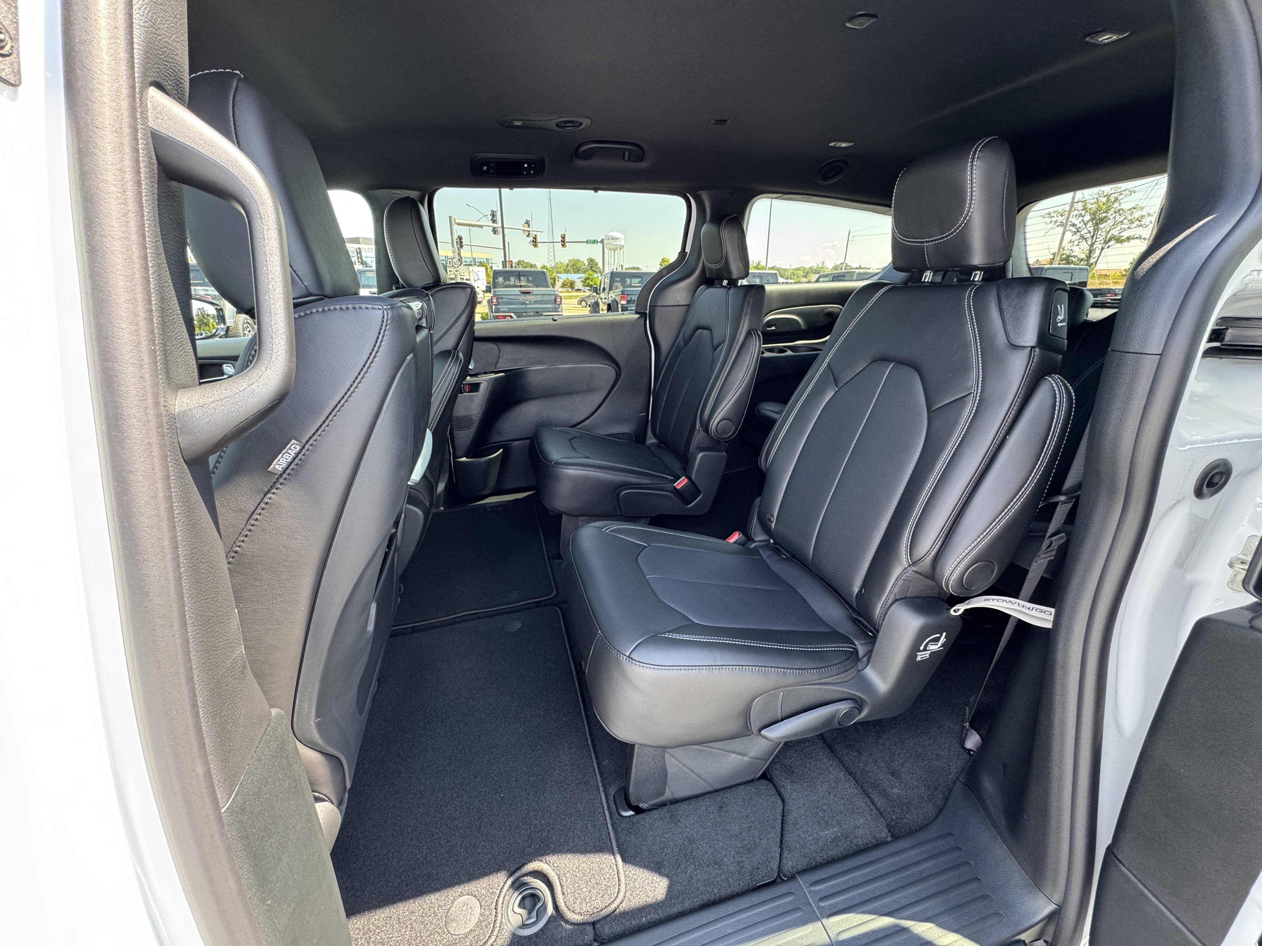 New 2026 Chrysler Pacifica Select image 11