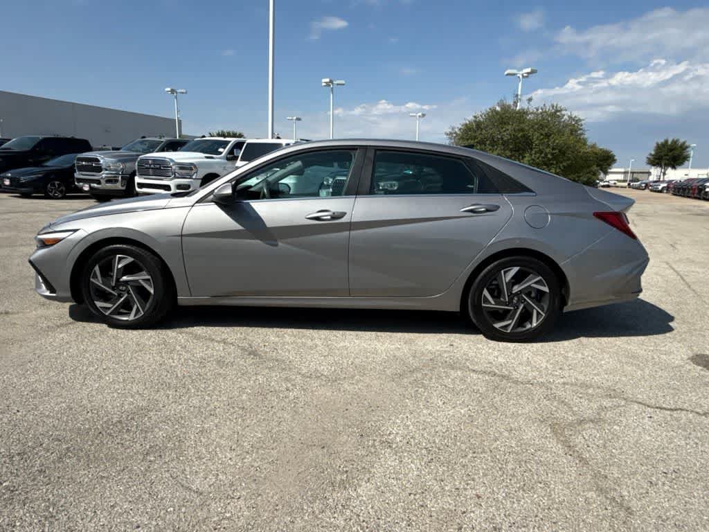 Used 2025 Hyundai Elantra SEL FWD image 2