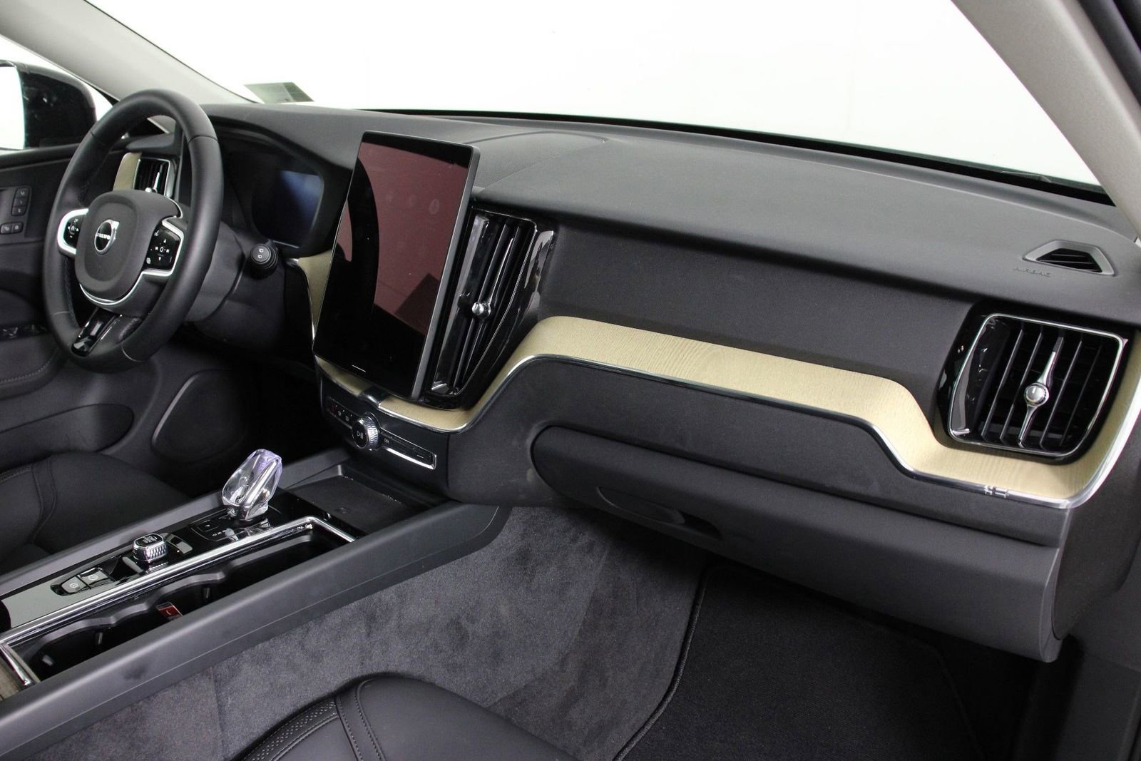 Certified 2026 Volvo XC60 B5 Plus AWD/4WD image 22