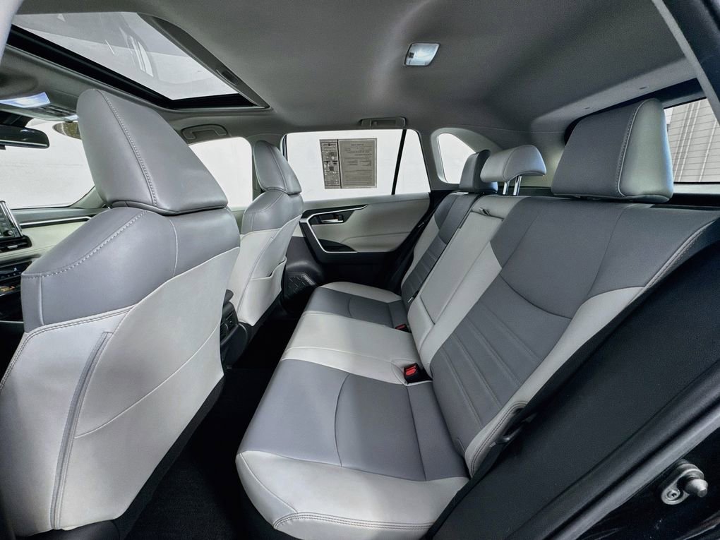 Used 2021 Toyota RAV4 XLE Premium image 27