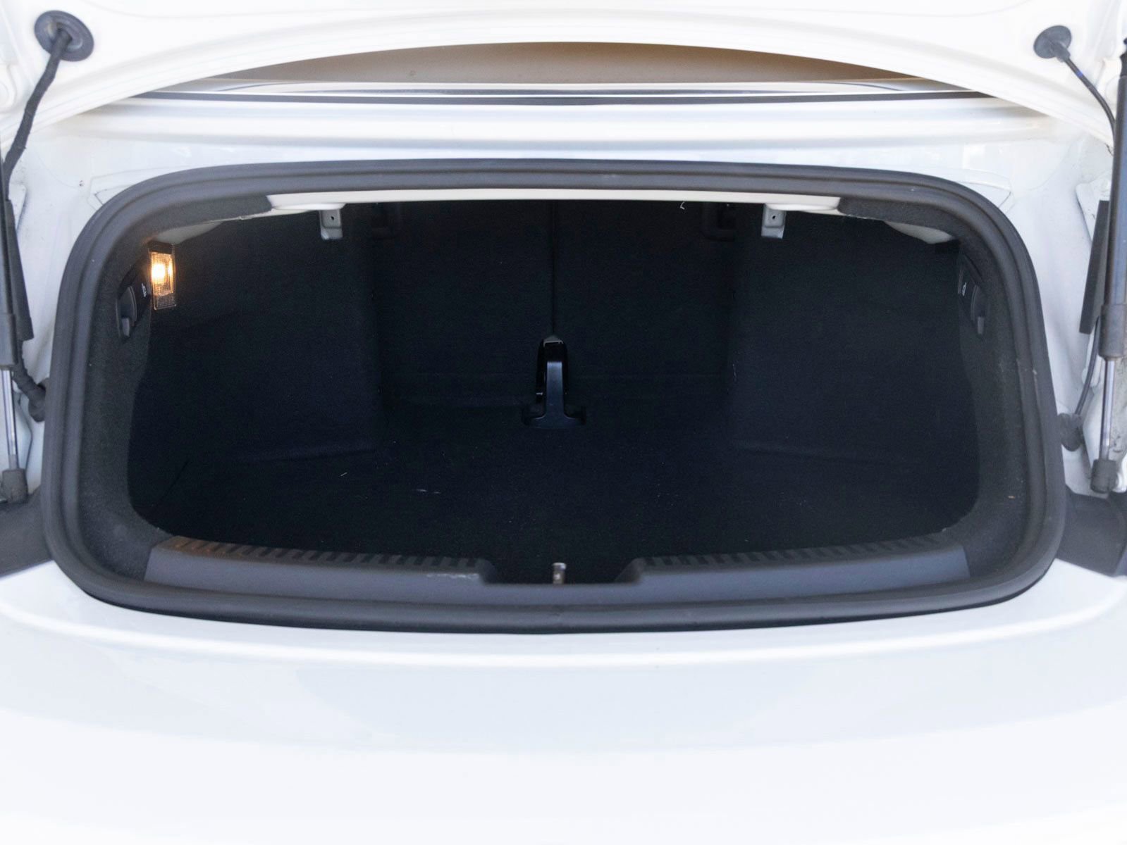 Used 2019 Volkswagen Beetle 2.0T SE FWD image 18