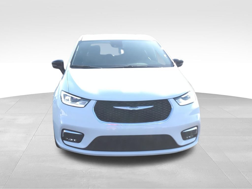 New 2026 Chrysler Pacifica Limited w/ Uconnect Theater Family Group FWD image 3