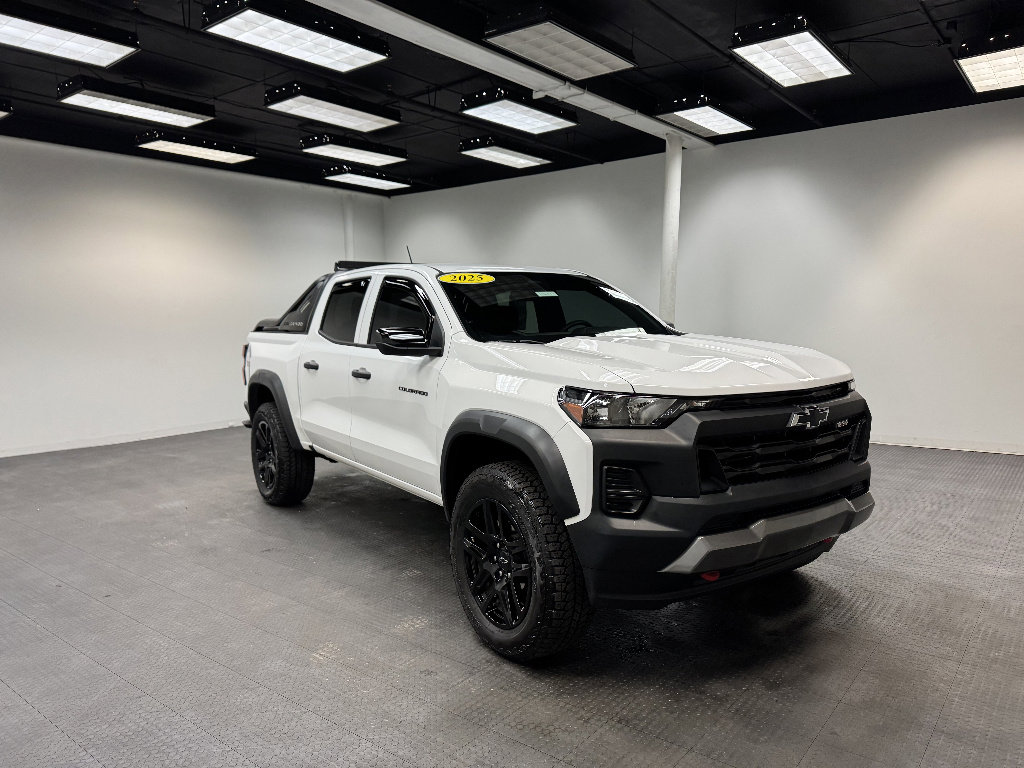 Used 2025 Chevrolet Colorado Trail Boss w/ Midnight Edition AWD/4WD image 7