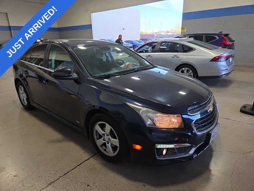 Used 2016 Chevrolet Cruze LT w/ Sun And Sound Package FWD image 2