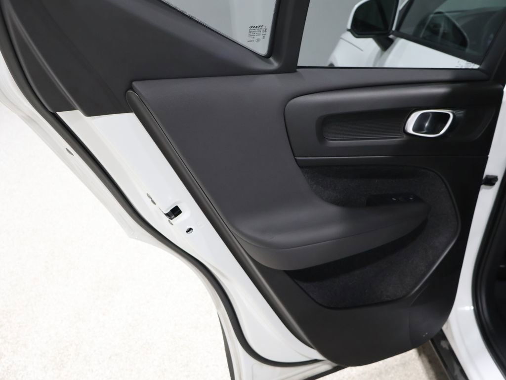 Used 2023 Volvo XC40 B5 Core image 18