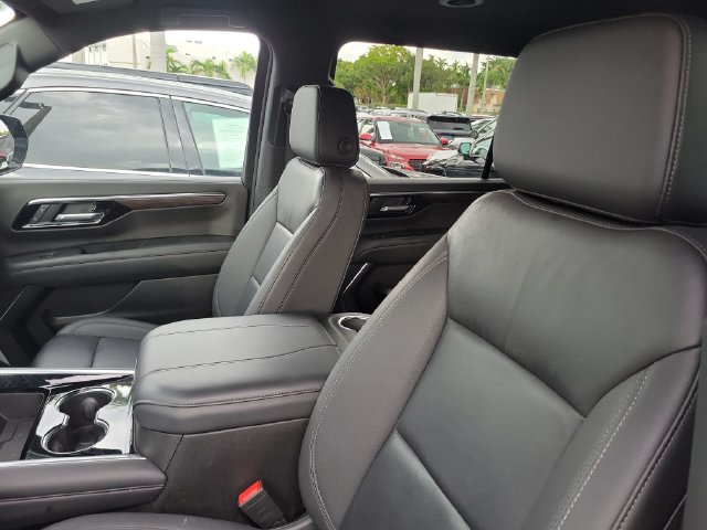 Used 2025 Chevrolet Suburban LT w/ Comfort Package RWD image 9