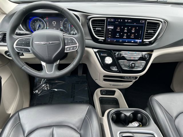 Used 2024 Chrysler Pacifica Touring-L FWD image 2