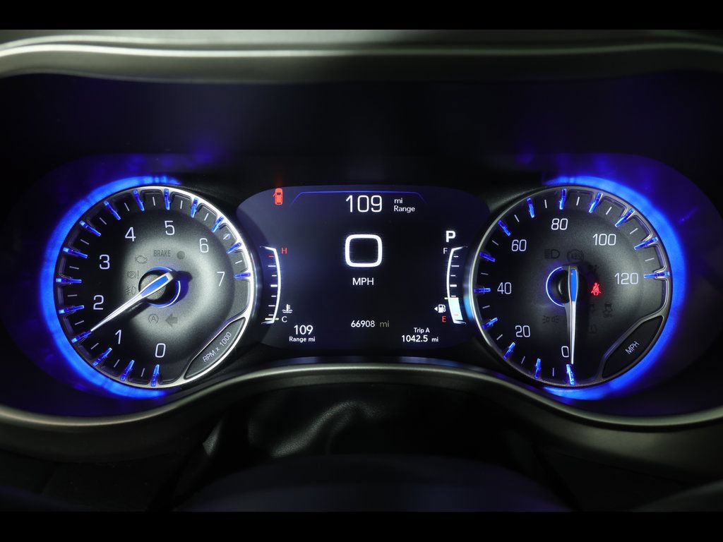 Used 2023 Chrysler Pacifica Touring-L FWD image 24