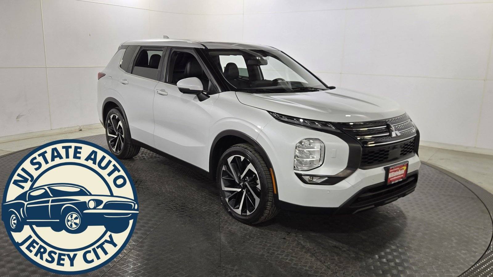 Used 2022 Mitsubishi Outlander SE image 1