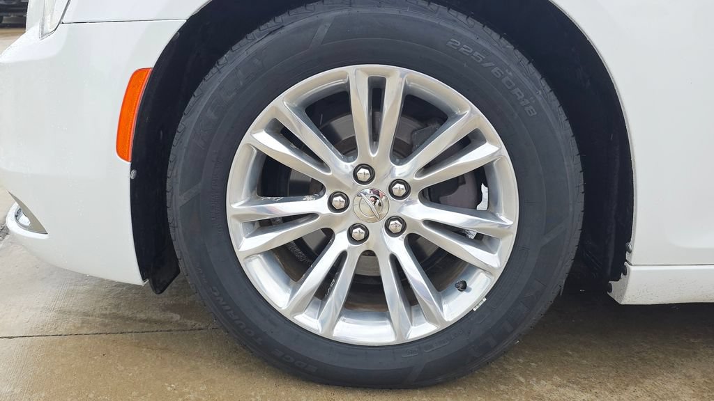 Used 2019 Chrysler 300 Touring w/ Quick Order Package 2EF RWD image 10