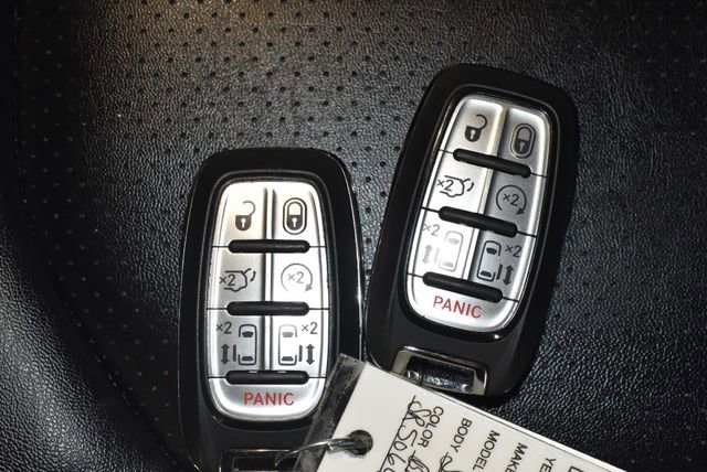 Certified 2025 Chrysler Pacifica Select image 24