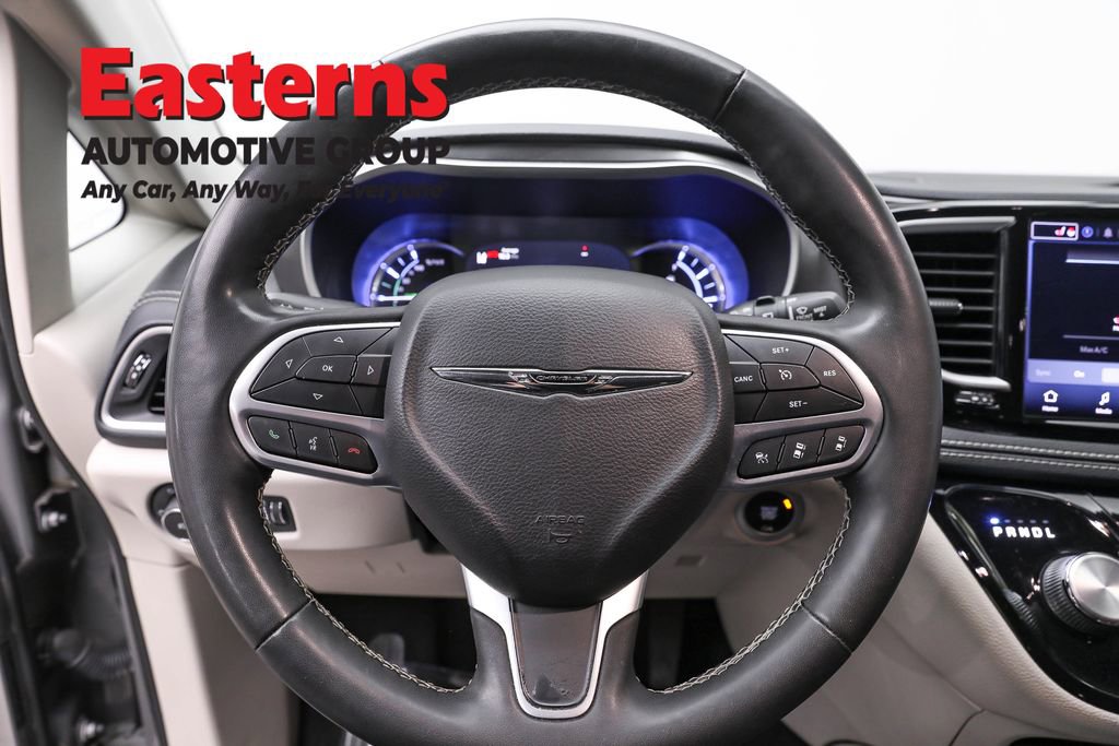 Used 2022 Chrysler Pacifica Touring-L image 10