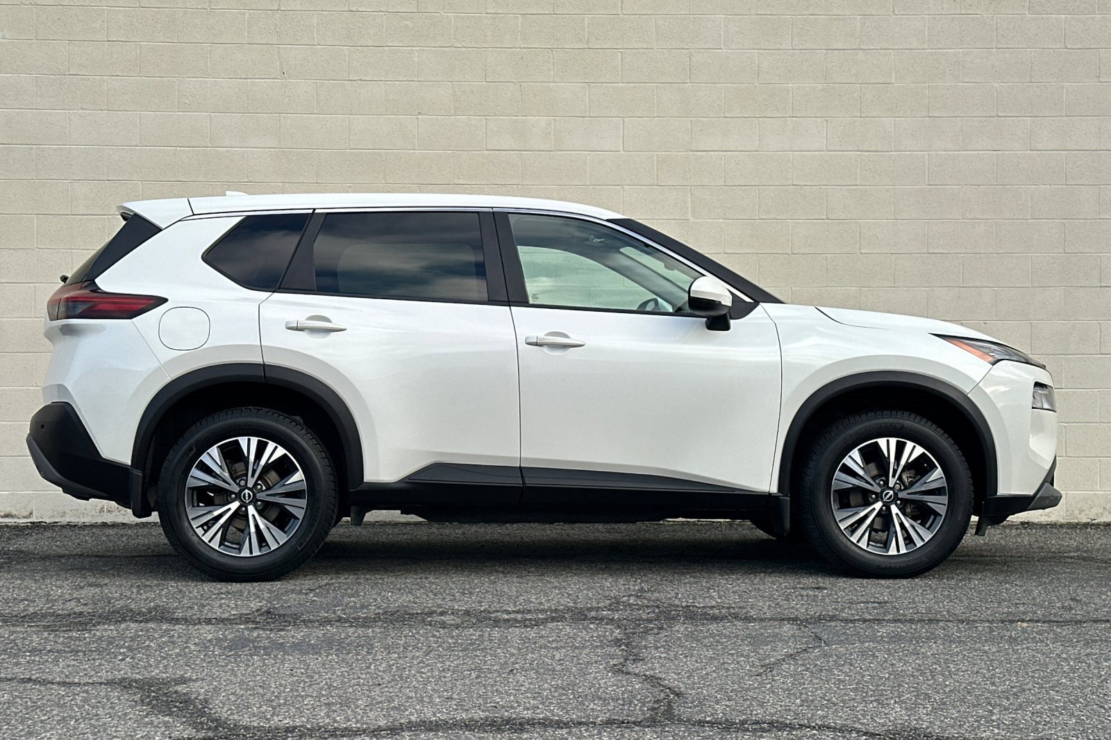 Used 2022 Nissan Rogue SV image 3