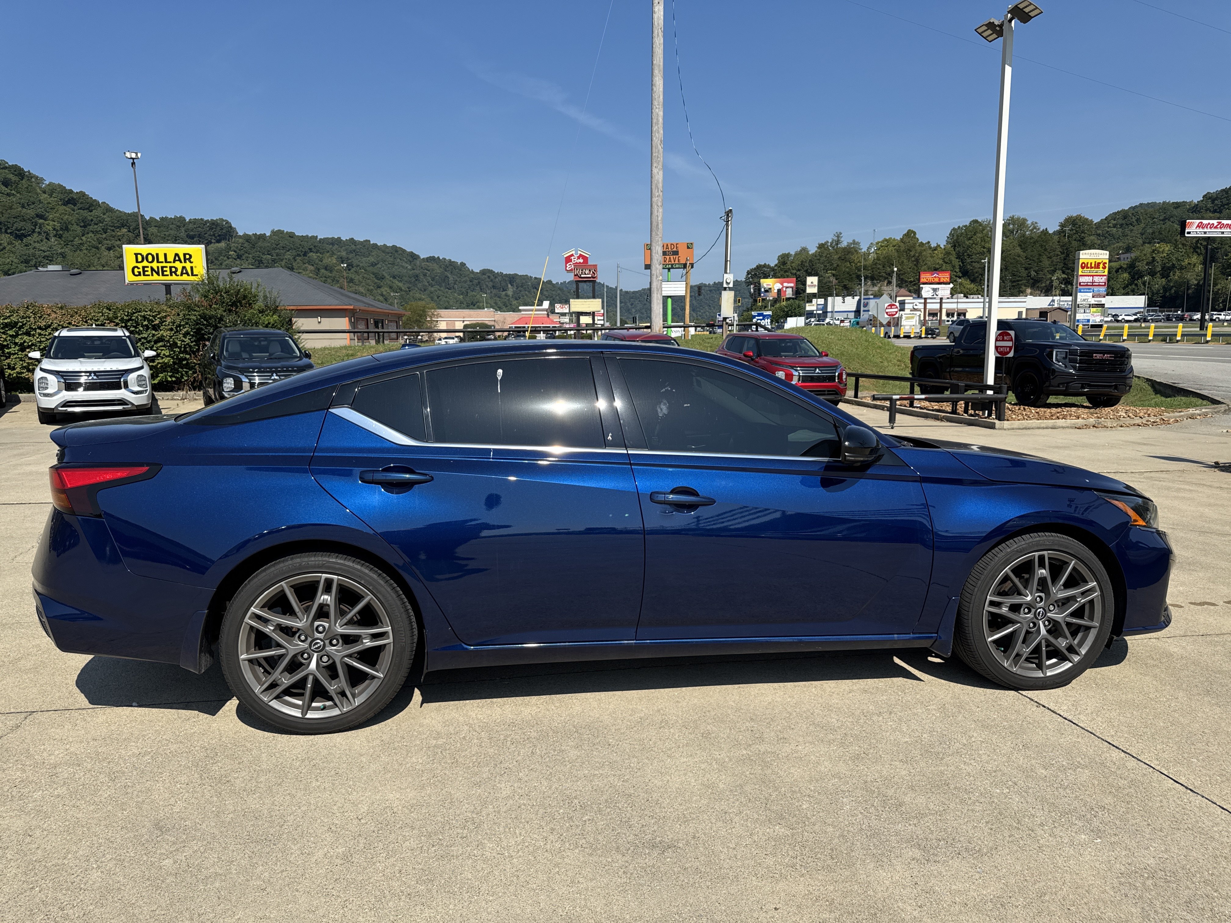 Used 2023 Nissan Altima 2.0 SR FWD image 8