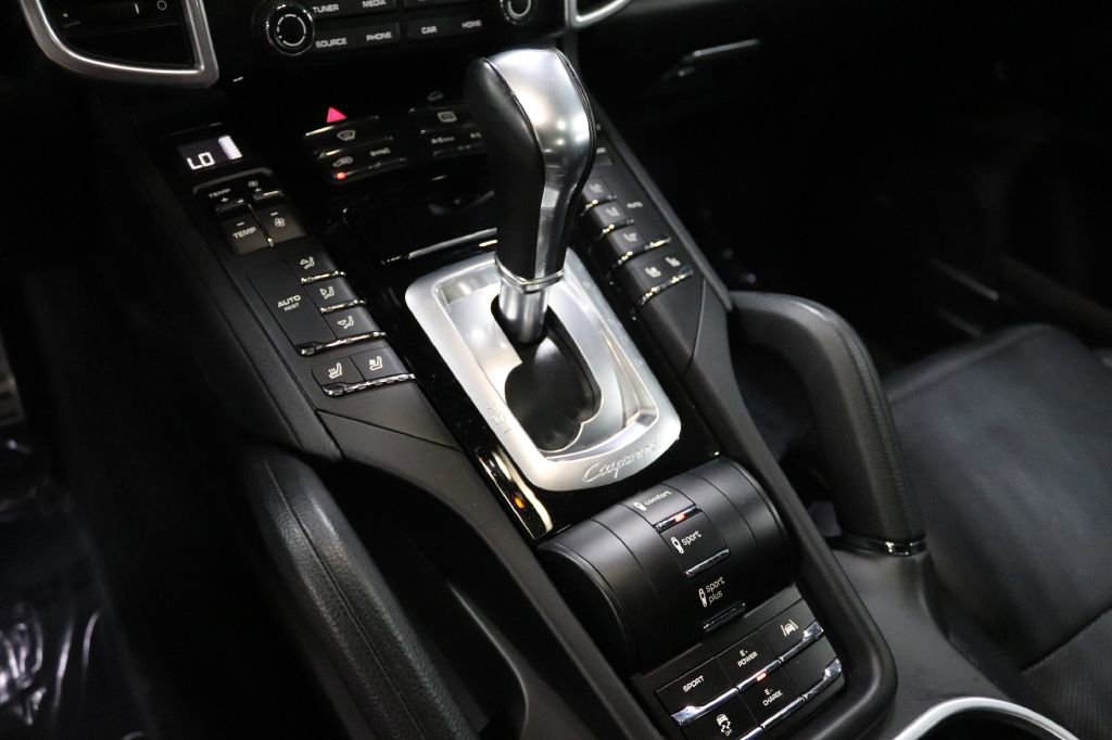 Used 2017 Porsche Cayenne S Platinum image 31