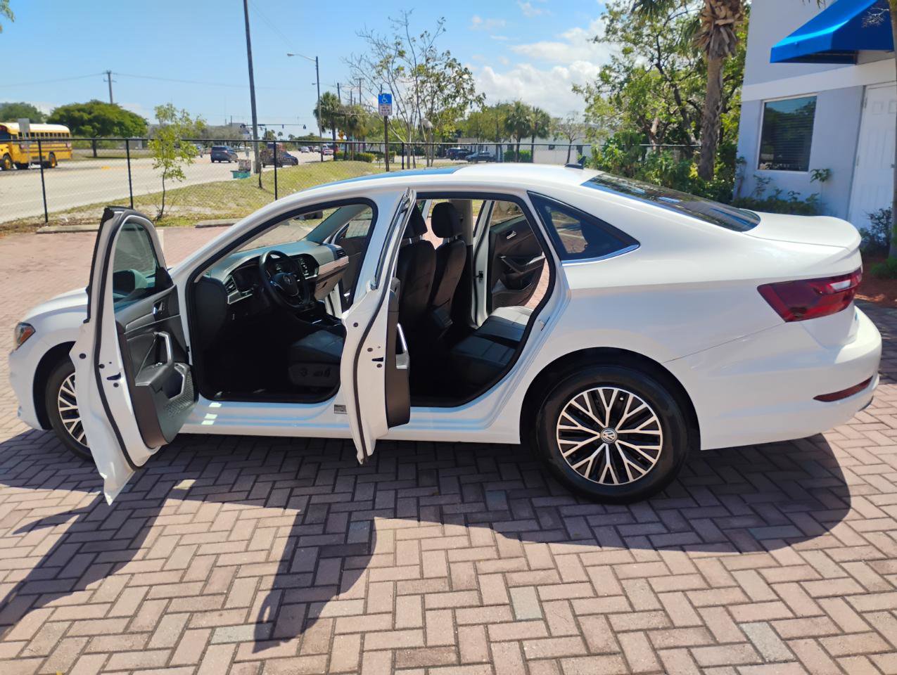 Used 2021 Volkswagen Jetta SE w/ SE Cold Weather Package FWD image 5