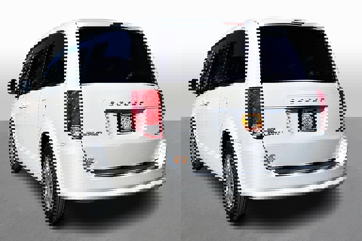 Used 2018 Dodge Grand Caravan SE w/ UConnect Hands-Free Group image 11