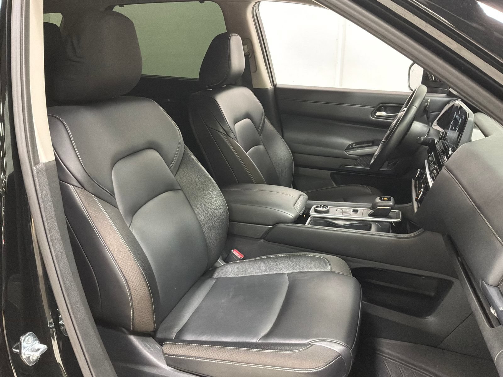 Used 2025 Nissan Pathfinder SL AWD/4WD image 9