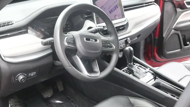 Used 2025 Jeep Compass Limited AWD/4WD image 16
