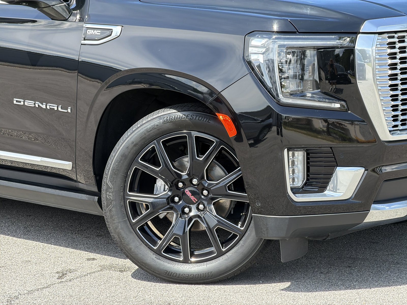 Used 2023 GMC Yukon Denali w/ Denali Reserve Package AWD/4WD image 3