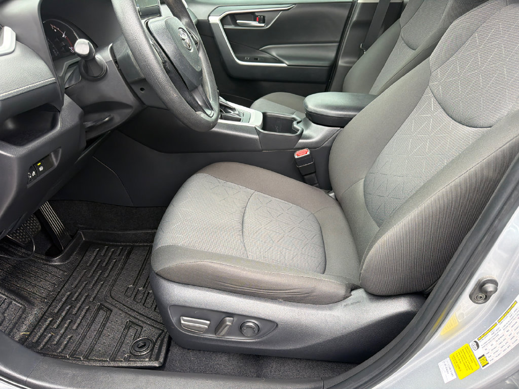 Used 2025 Toyota RAV4 XLE FWD image 11