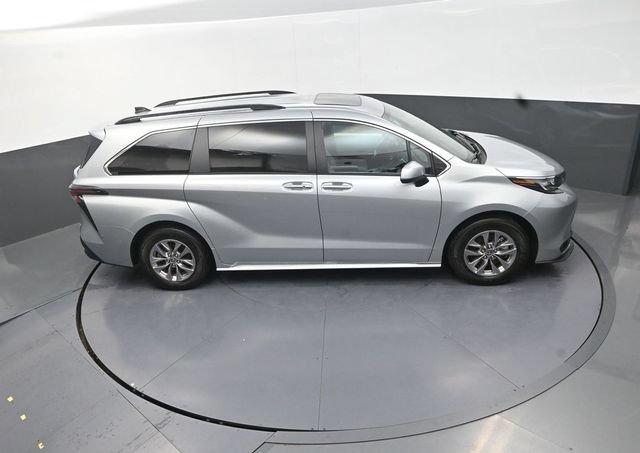 Used 2025 Toyota Sienna XLE FWD image 29