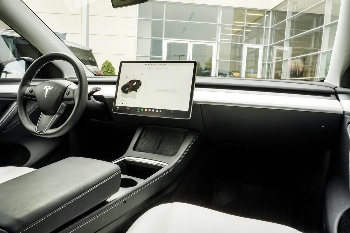 Used 2024 Tesla Model Y Long Range AWD/4WD image 16