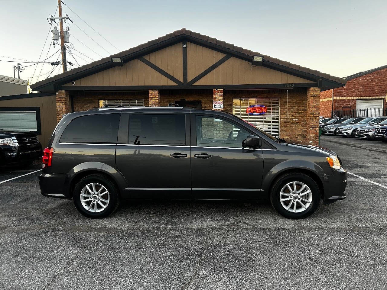 Used 2020 Dodge Grand Caravan SXT image 4