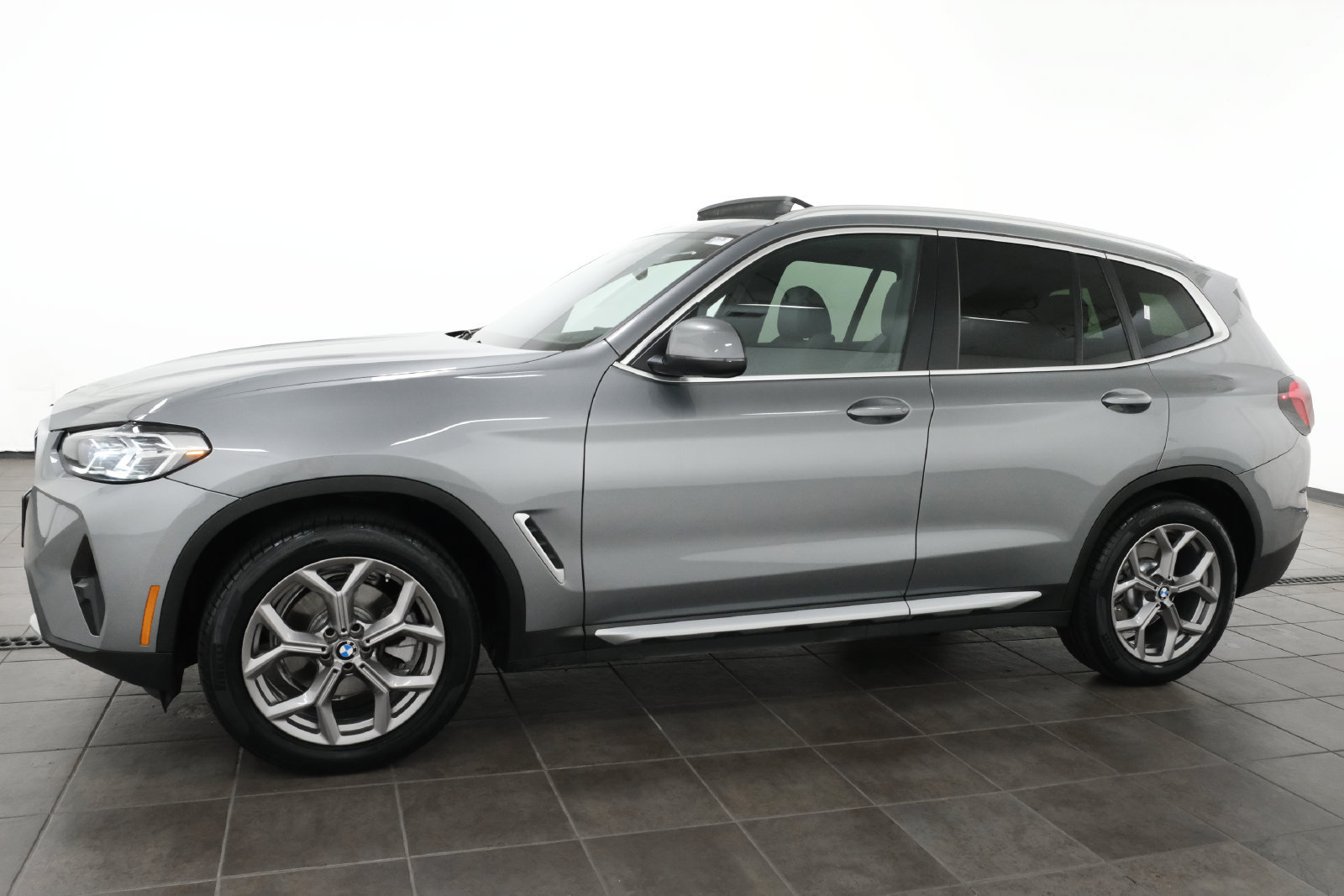 Used 2024 BMW X3 xDrive30i w/ Premium Package w/ZPA AWD/4WD image 2
