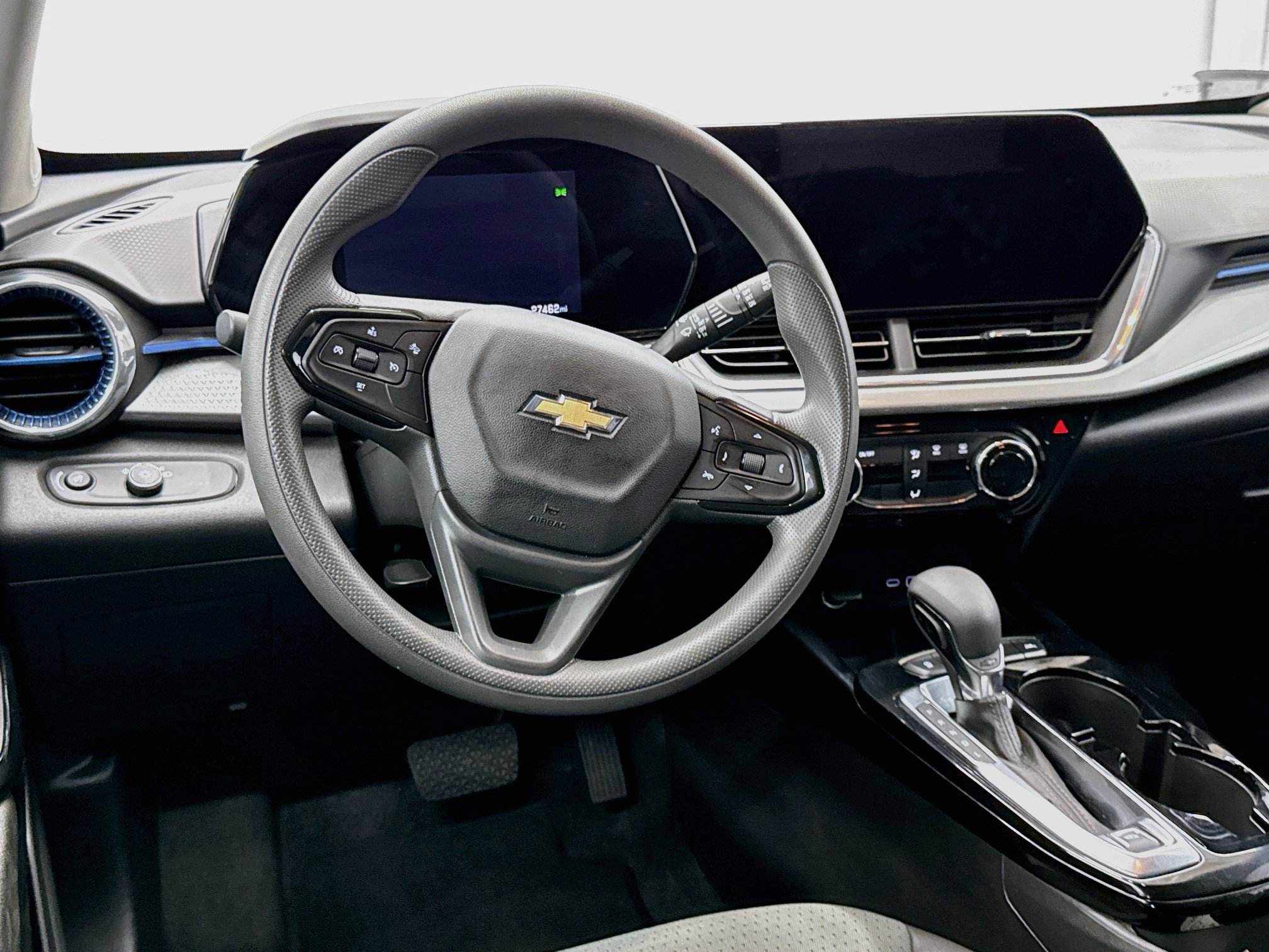 Used 2025 Chevrolet Trax LT FWD image 17