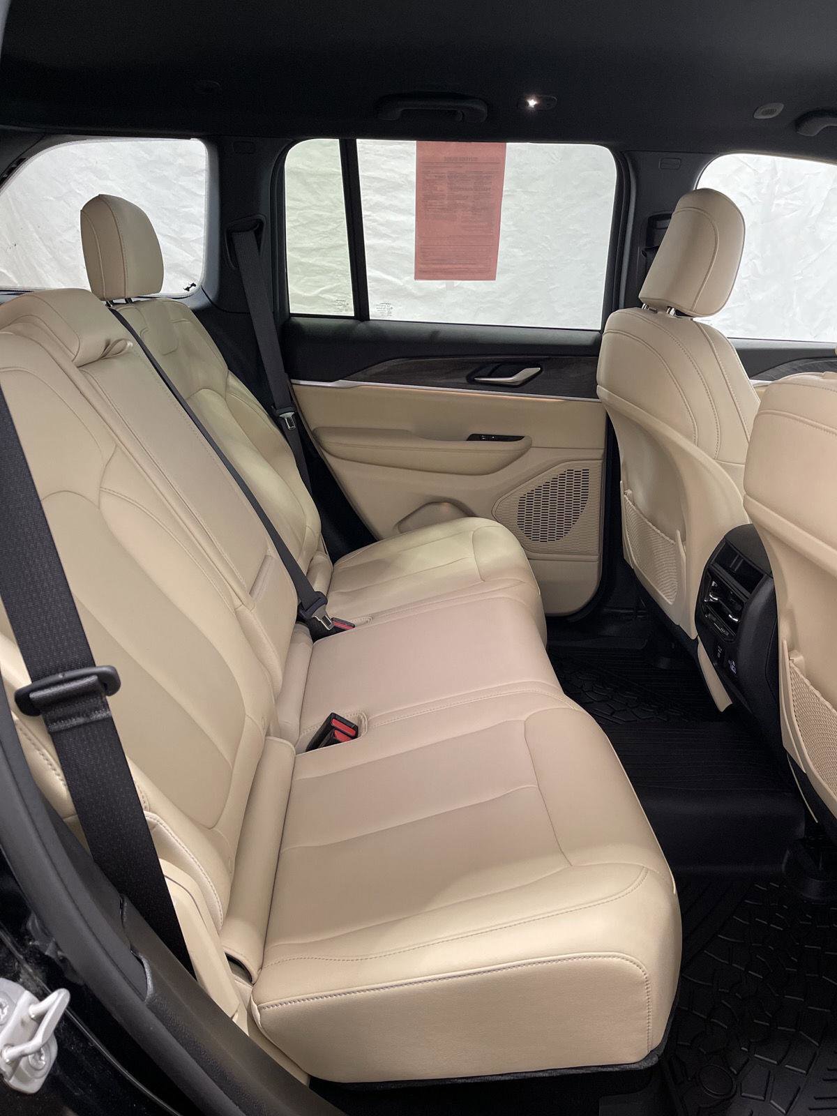 Used 2023 Jeep Grand Cherokee Limited w/ Black Appearance Package image 17