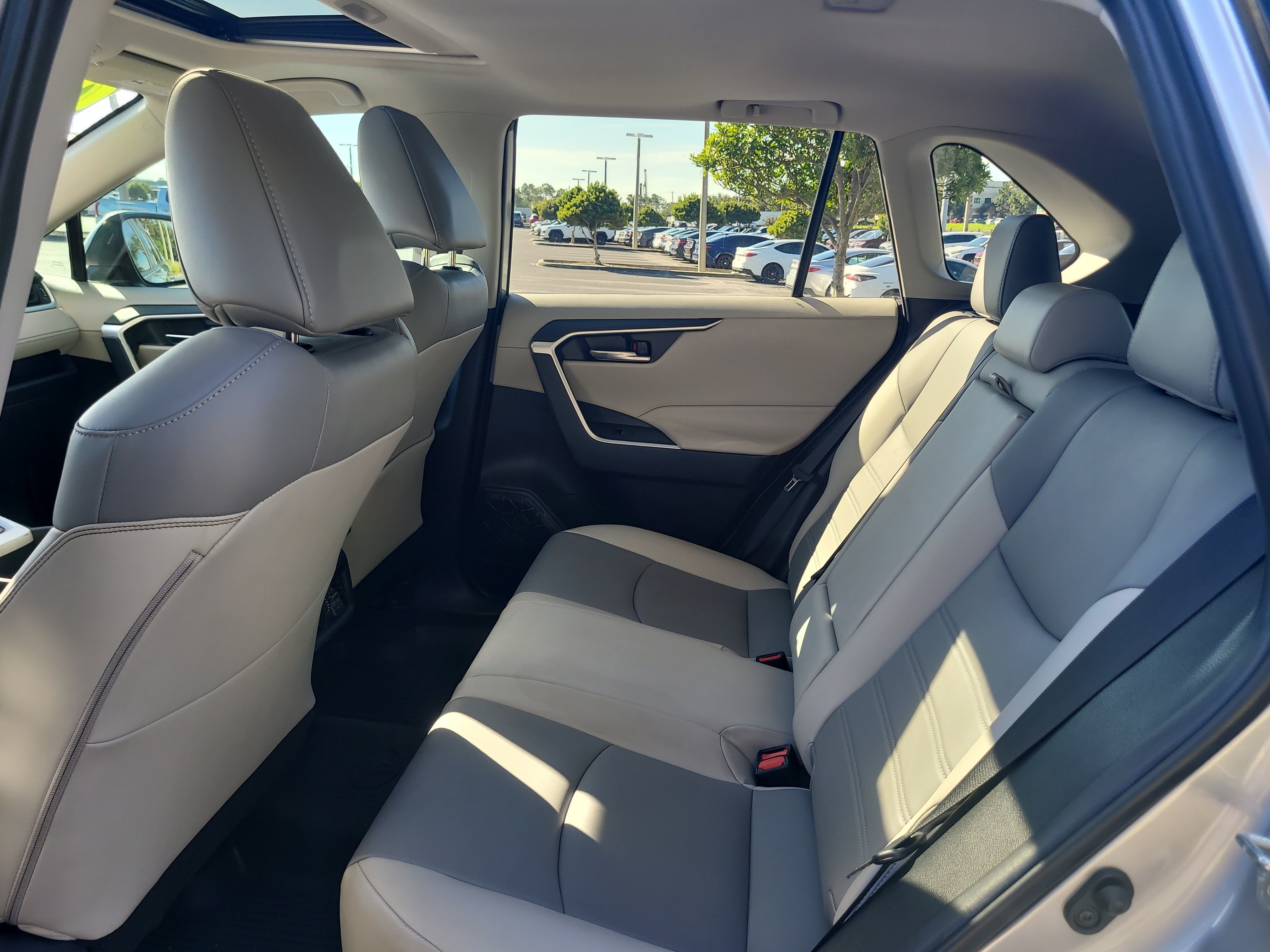 Used 2020 Toyota RAV4 XLE Premium FWD image 15