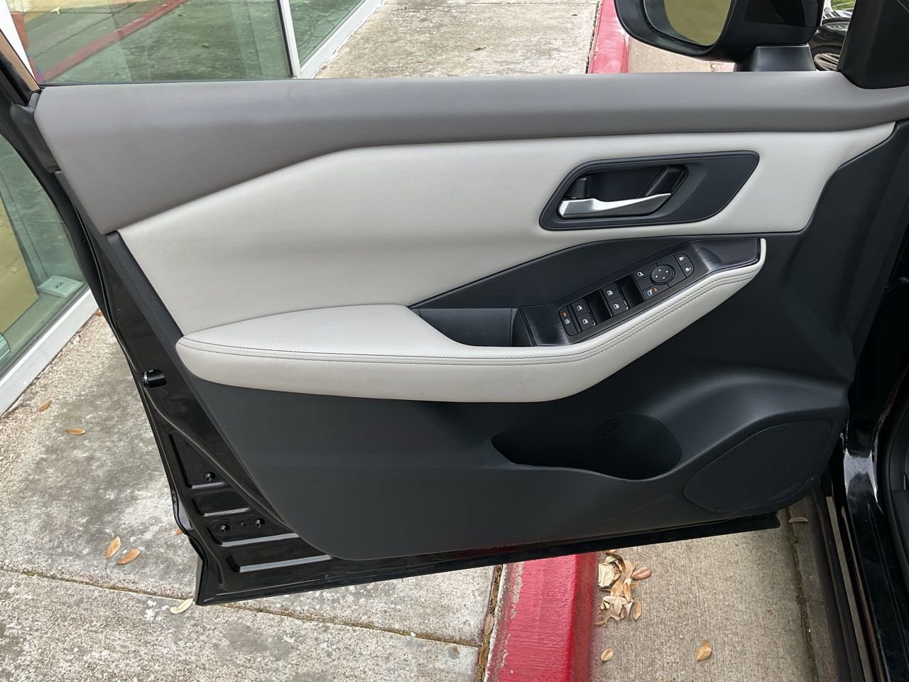 Used 2025 Nissan Rogue SV FWD image 13