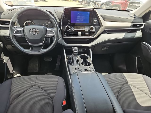 Used 2024 Toyota Highlander LE AWD/4WD image 12