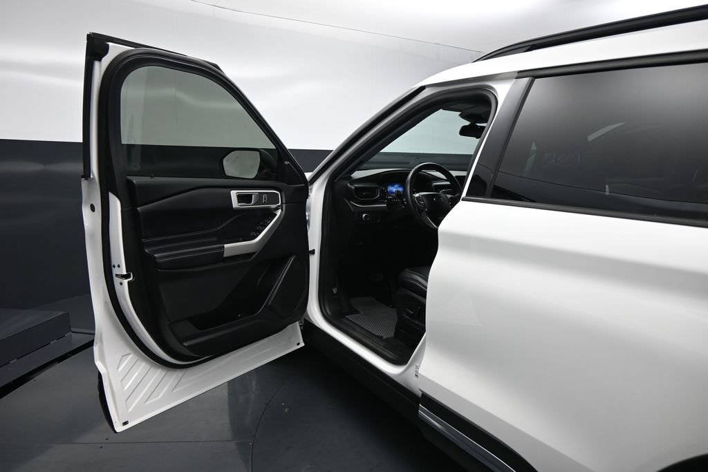 Certified 2021 Ford Explorer XLT w/ Equipment Group 202A RWD image 9